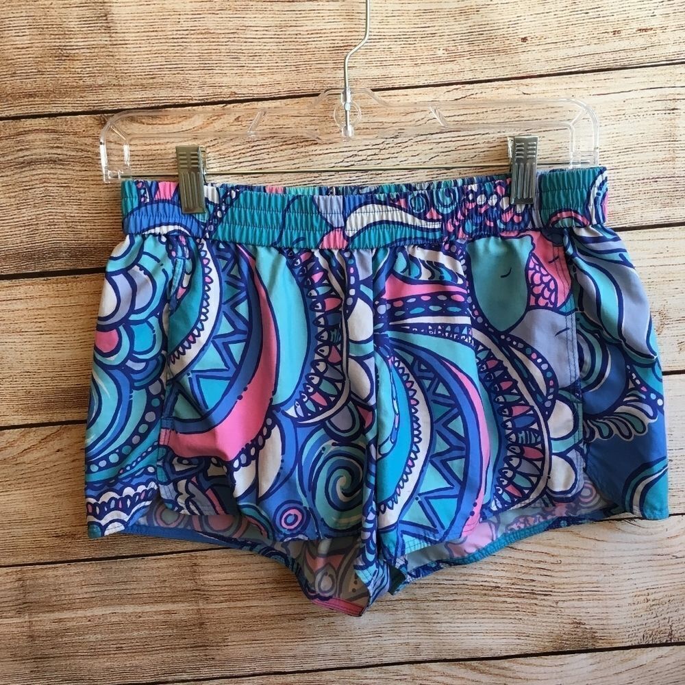 ‎LILLY PULITZER DARLING IN LILLY LUXLETIC SHORTS